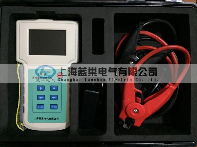 LCD-RL蓄電池容量測(cè)試儀，是快速準(zhǔn)確測(cè)量蓄電池健康狀態(tài)、荷電狀態(tài)以及連接電阻等參數(shù)的數(shù)字存儲(chǔ)式儀器。本儀表通過在線測(cè)試，能顯示并記錄單節(jié)及整組電池的電壓、內(nèi)阻、容量、溫度等重要參數(shù)，可自動(dòng)判別精確有效地挑出落后電池。