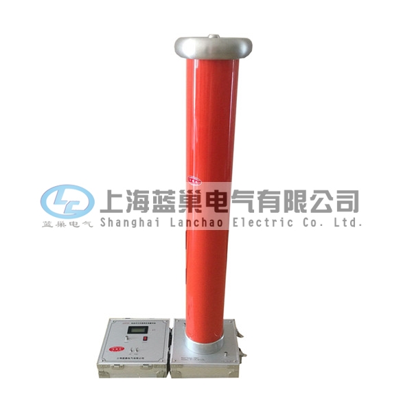 FRC系列交直流高壓分壓器（千伏表）通過(guò)儀表線與高壓測(cè)量端相連，可實(shí)現(xiàn)遠(yuǎn)距離清晰讀數(shù)使用安全、方便。輸入阻抗高，線性度好，采用特殊的屏蔽技術(shù)，減少高壓對(duì)示值的影響，從而實(shí)現(xiàn)高穩(wěn)定度，高線性度。